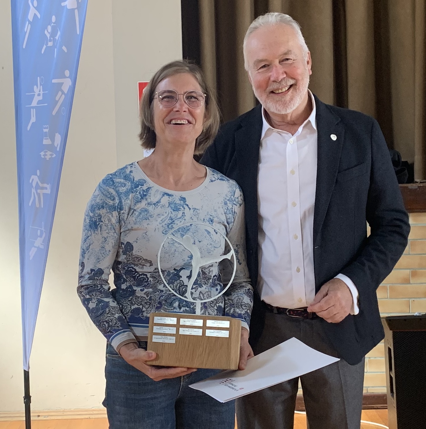 Ehrung von Anja Stichel mit dem Werner-Mais-Ehrenwanderpreis
